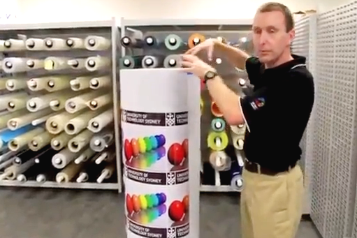 Запечатване на изображения върху самозалепващо фолио за автомобили