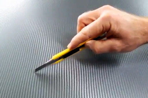 Изрязване на залепено върху кола самозалепващо фолио