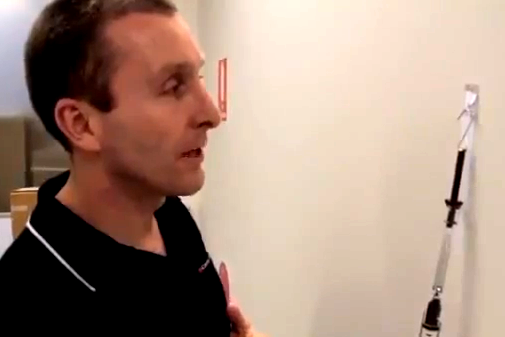 Тестване на самозалепващо фолио преди облепване на автомобили