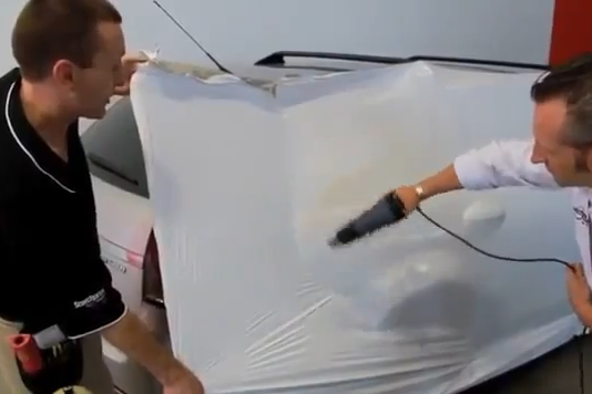 Работа с пистолет за топъл въздух при апликиране на автомобилно фолио