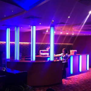 Интериор на Казино Палм Меркюр със светещи колони с LED модули GOQ LED