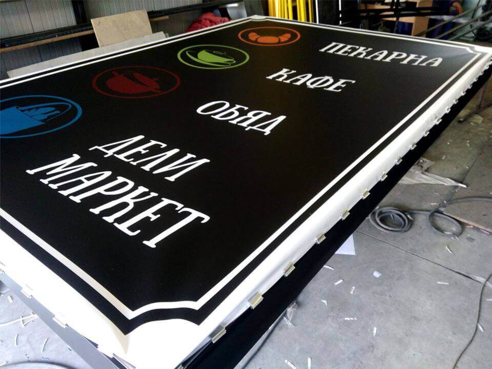 Production of vinyl sign with aluminium profiles