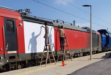 Монтаж на бяло гланц фолио на вагони