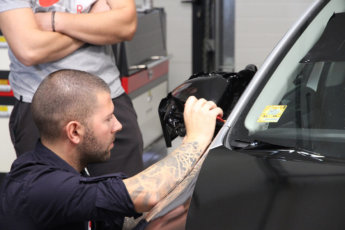 Иван Тенчев демонстрира лепене на странични огледала