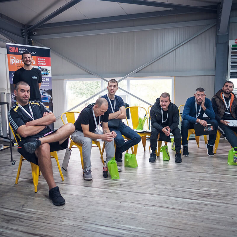 Апликатори на фолио се запознават с новото фолио 3M 2080 за автомобилен тунинг