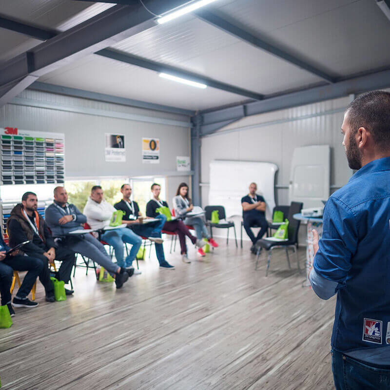 Иван Тенчев съветва как се лепи 3M 2080 фолио за автомобили