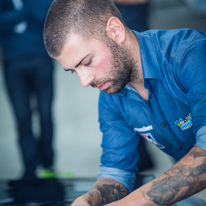 Шампионът Иван Тенчев демонстрира облепяне на преден капак с 3M 2080