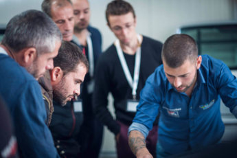 Шампионът по car wrap Иван Тенчев лепи фолио на преден капак