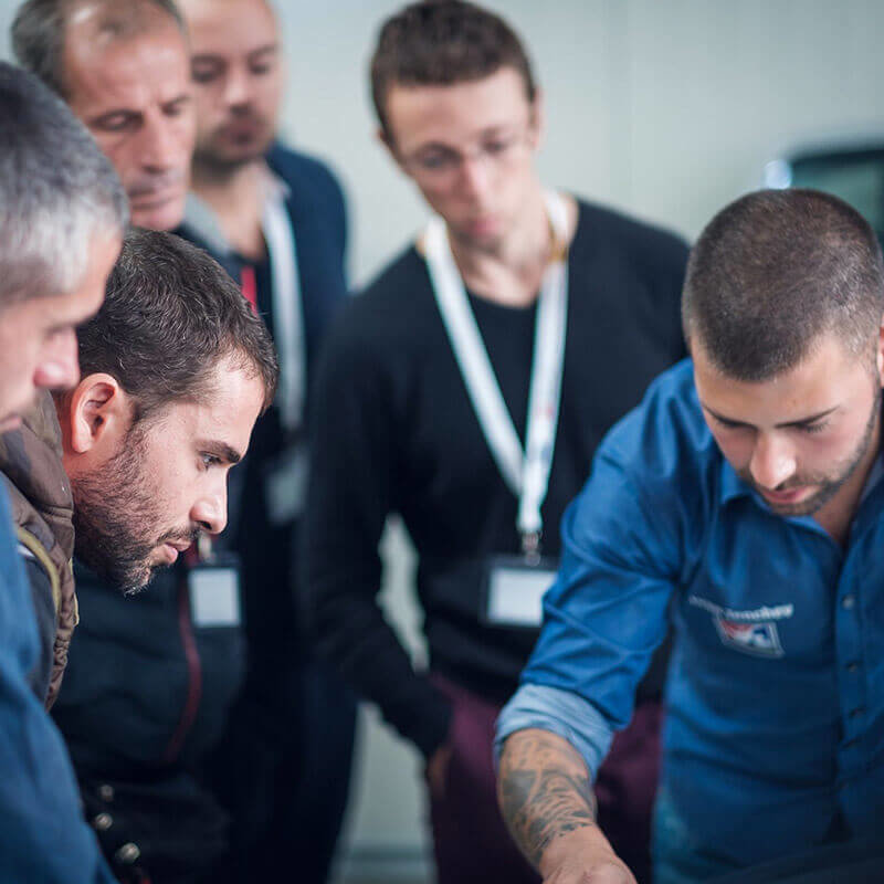 Шампионът по car wrap Иван Тенчев лепи фолио на преден капак