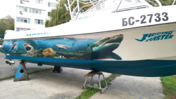 Фолио за печат 3М за реклама върху двумотроен катер