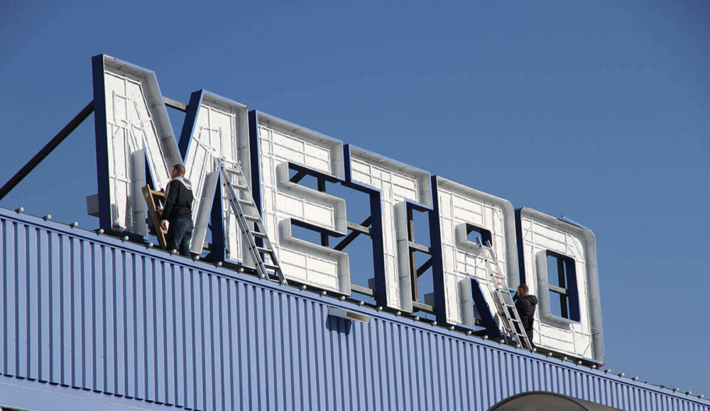 Осветяване на обемни букви Метро със SloanLED