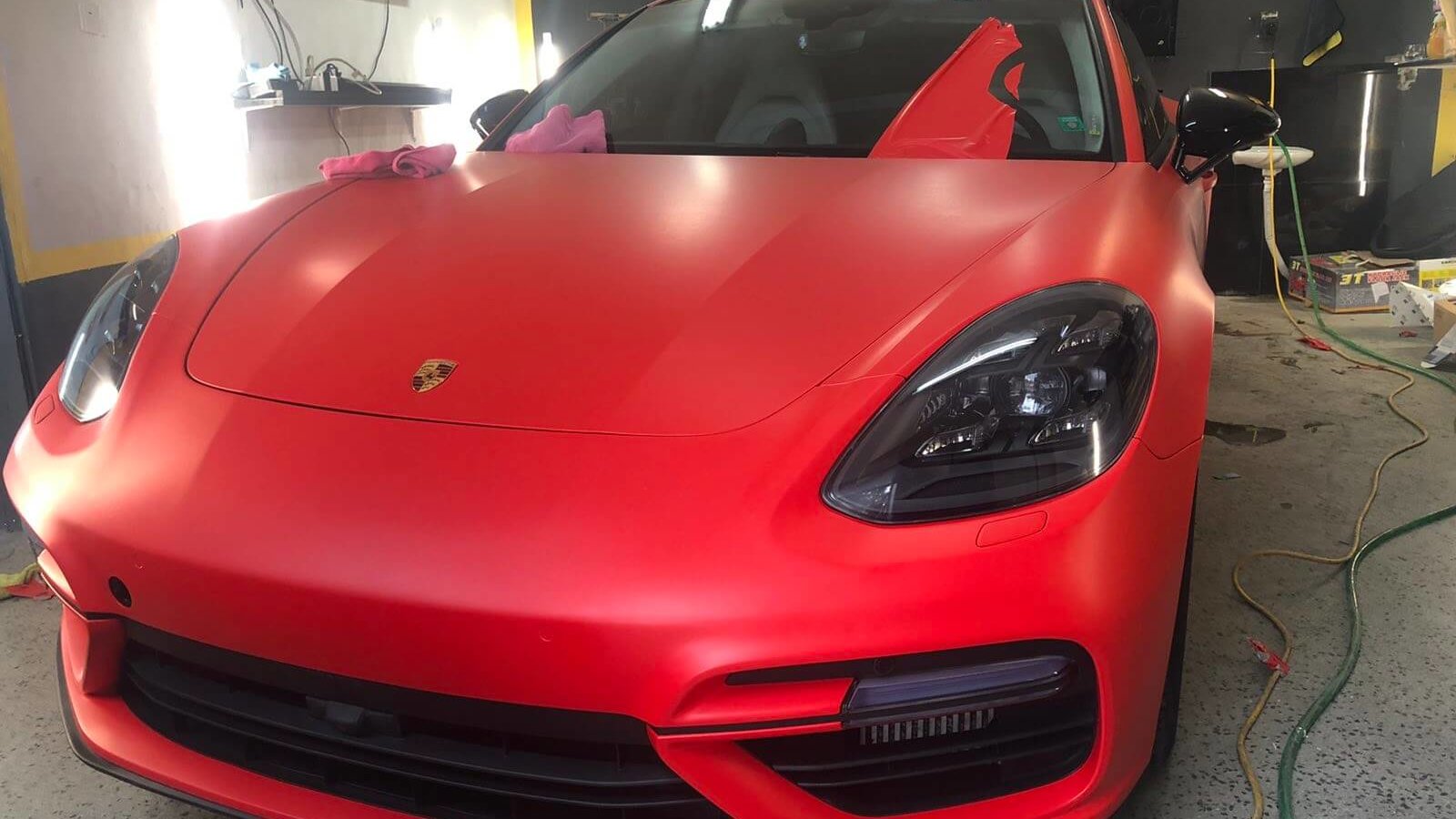 Panamera облепена с 3M фолио за автомобили 2080 M13 - Red matte