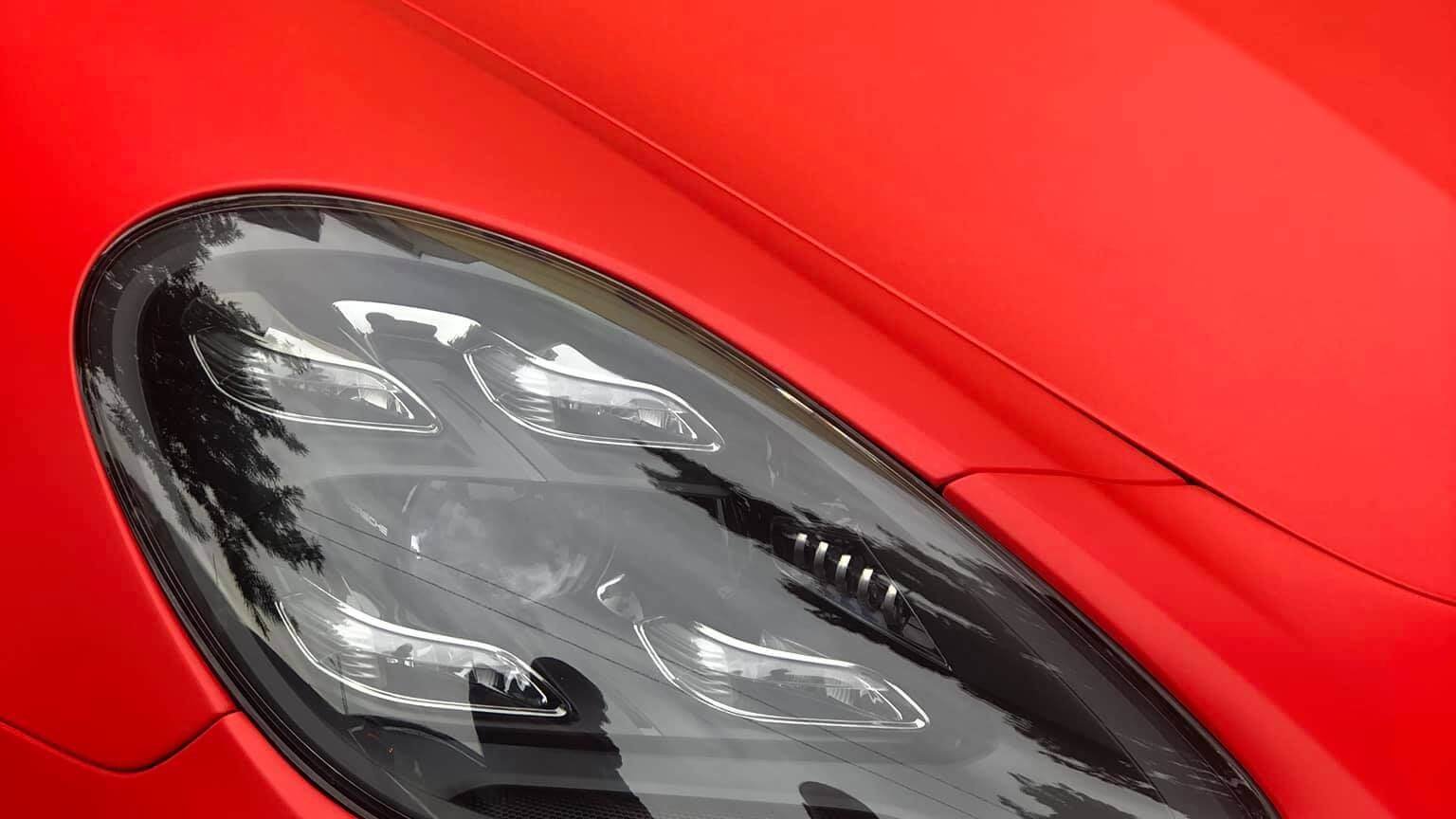 Porshe Panamera облепено с 3M фолио за автомобили 2080 M13 - Red matte