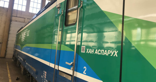 Смарт локомотив на име Хан Аспарух е облепен с графики на 3M