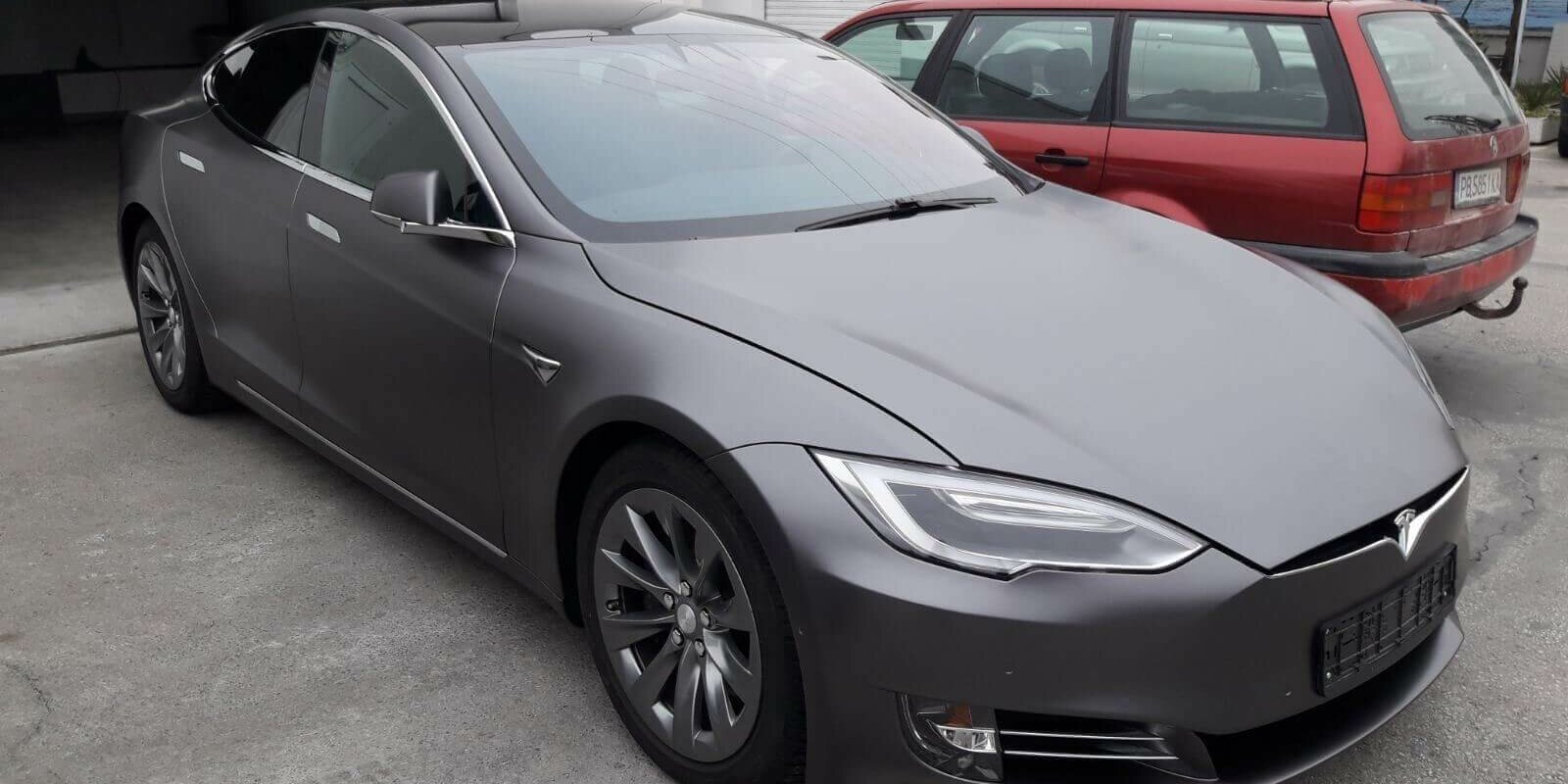 Тесла автомобил беше преобразен с фолио 3M 2080