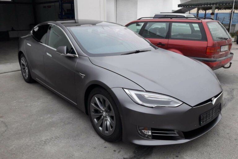 Тесла автомобил беше преобразен с фолио 3M 2080