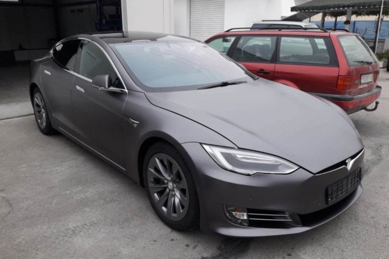 Тесла автомобил беше преобразен с фолио 3M 2080