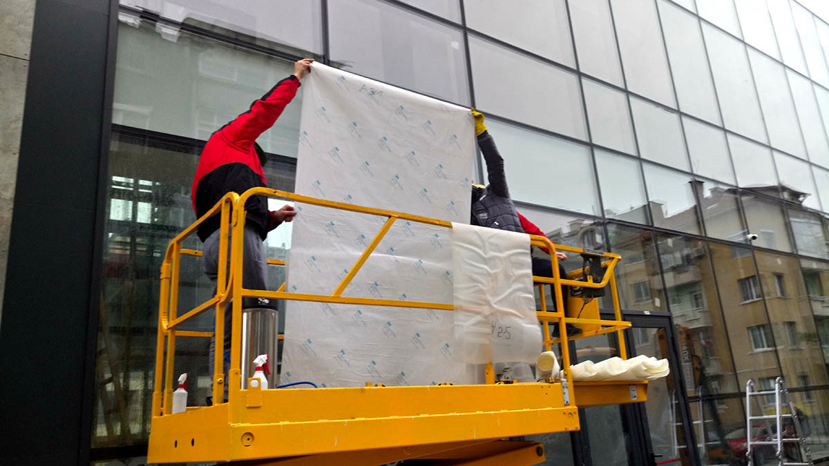 Инсталация на 3M фолио върху фасадата на преустроената библиотека в Бургас