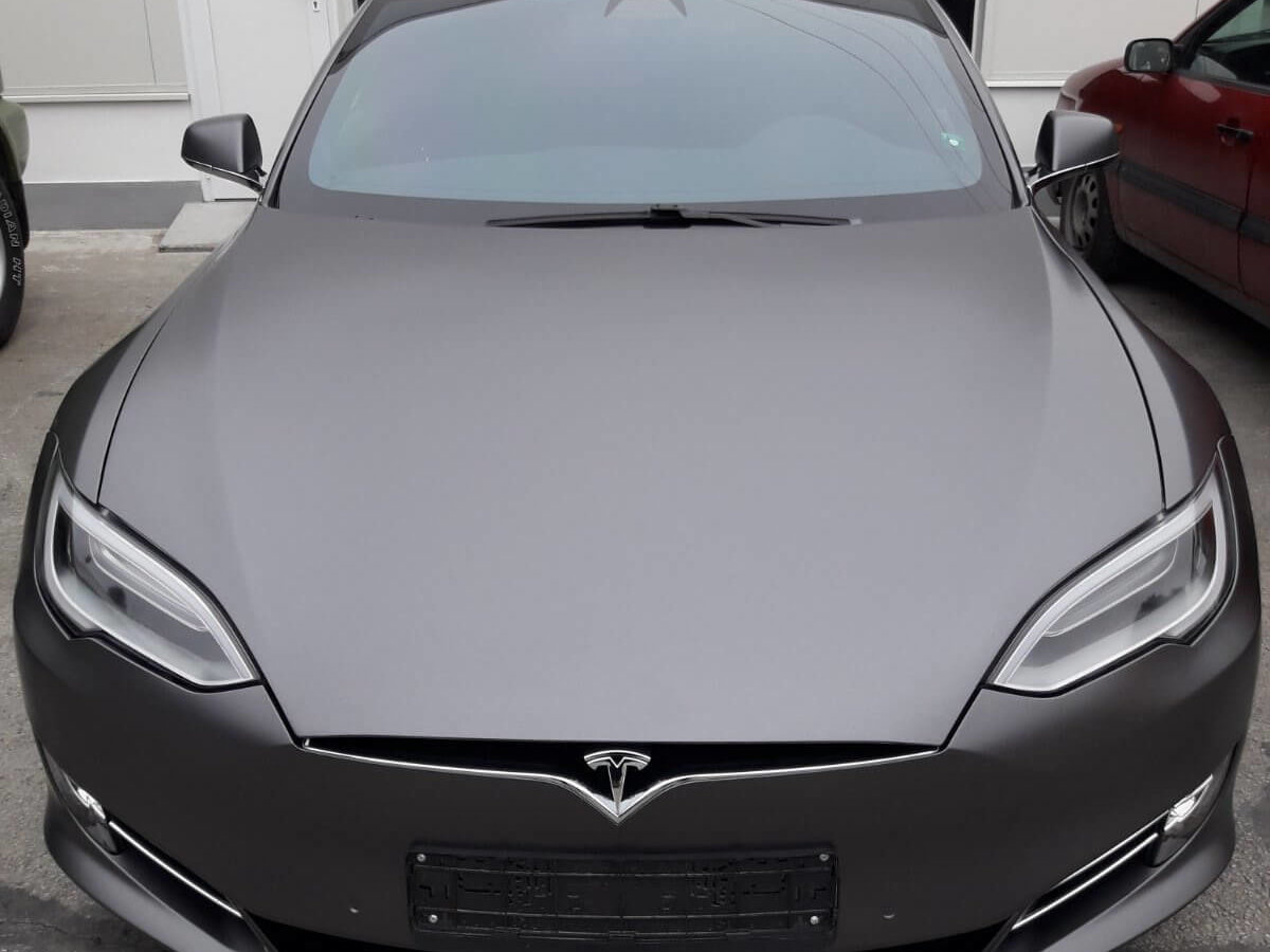 Тесла модел беше преобразен с фолио за тунинг на автомобили 3M 2080 S261 със сатенен ефект