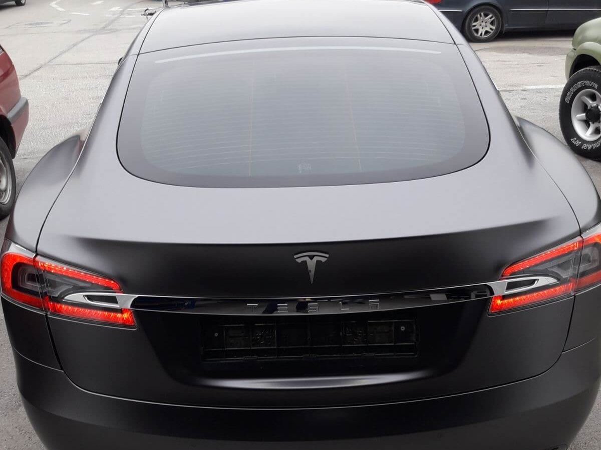 Тесла модел беше преобразен с фолио за тунинг на автомобили 3M 2080 S261