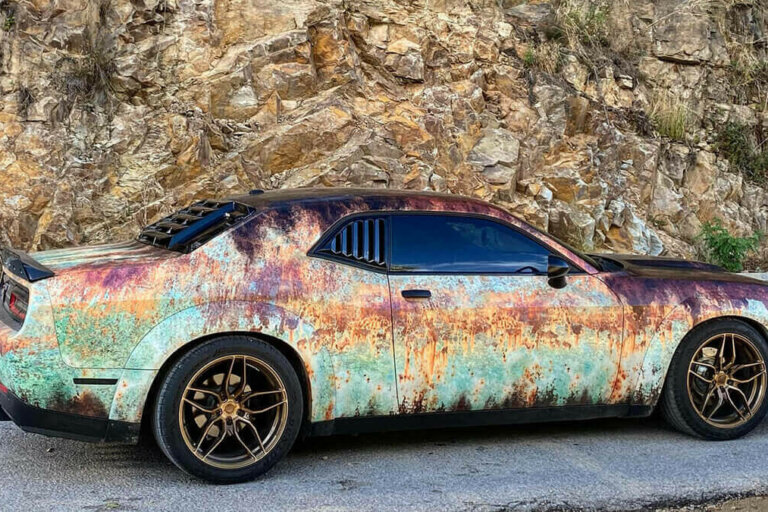 Legendarul Dodge Challenger RT, acoperit atractiv cu folie 3M