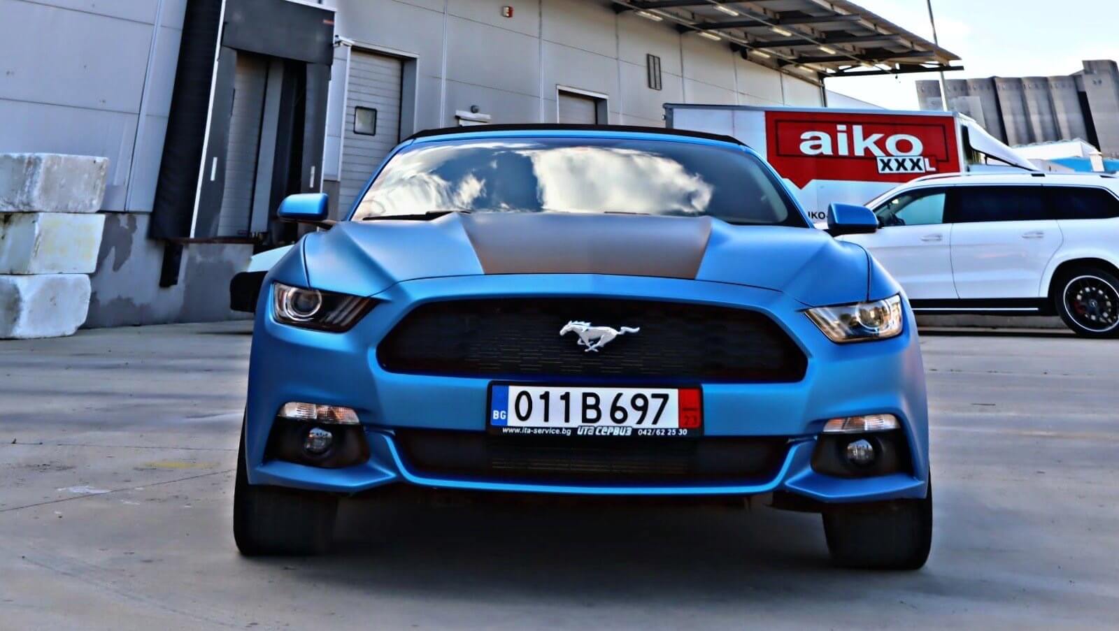 Ford Mustang și Mercedes au primit o schimbare completă cu 3M 2080 Series Blue Matte Metallic