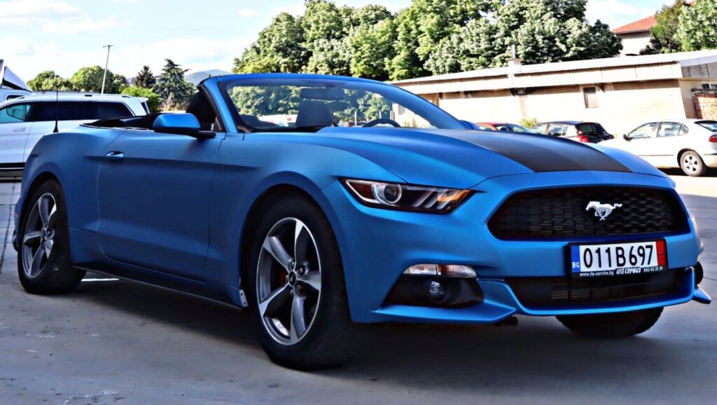 Ford Mustang și Mercedes au primit o schimbare completă cu 3M 2080 Series Blue Matte Metallic