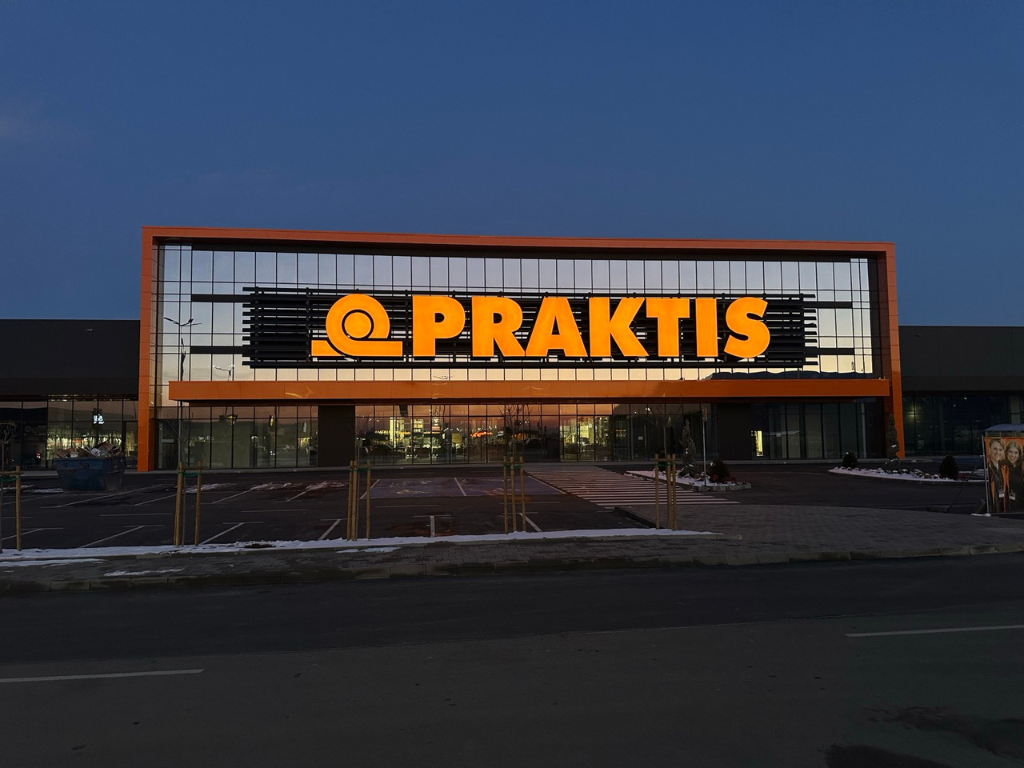 Remarkable signage for Praktis with 3M translucent film 3630