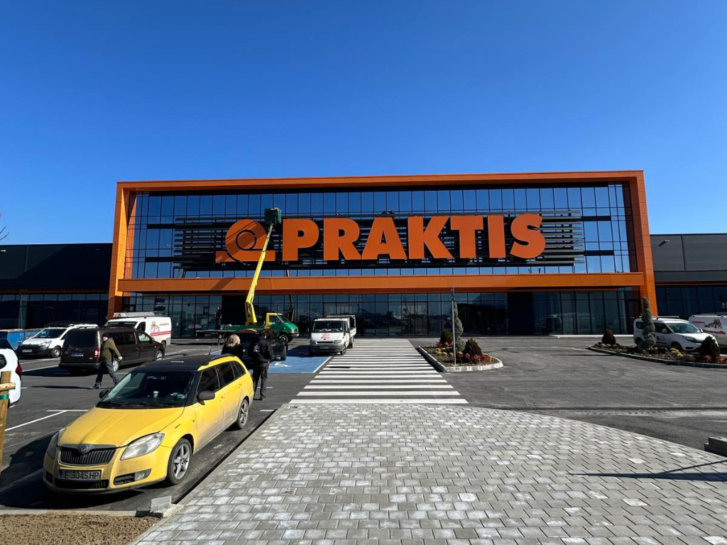 Remarkable signage for Praktis with 3M translucent film 3630