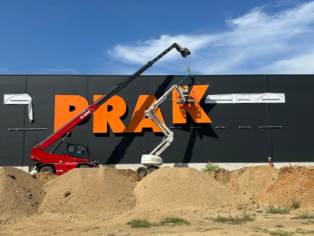 Remarkable signage for Praktis with 3M translucent film 3630