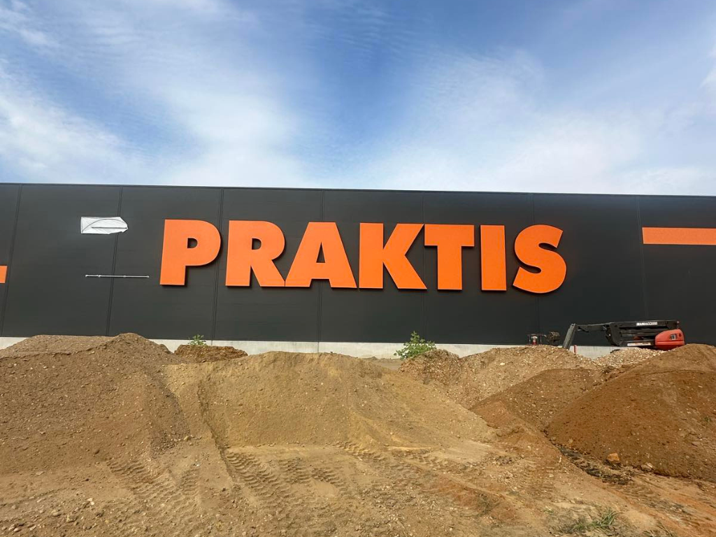 Remarkable signage for Praktis with 3M translucent film 3630