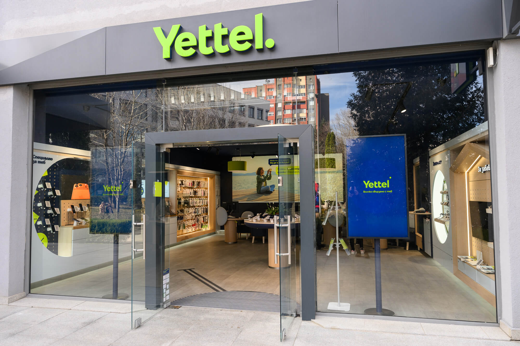 Yettel store Достъпната среда като стандарт: как Yettel внедрява тактилни решения в търговските си обекти