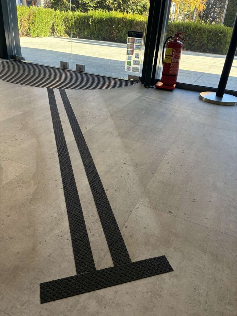 Достъпната среда като стандарт как Yettel внедрява тактилни решения в търговските си обекти