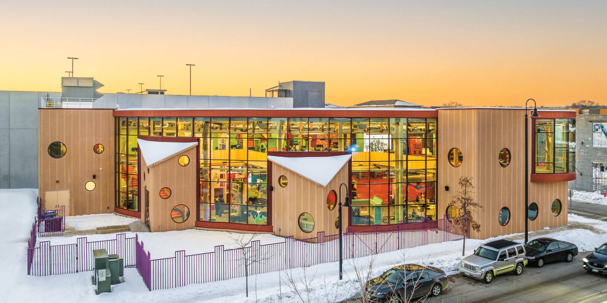 architects Steinberg Hart, the Children’s Museum of Eau Claire Светлина, цвят и въображение с 3M Dichroic Glass Finish