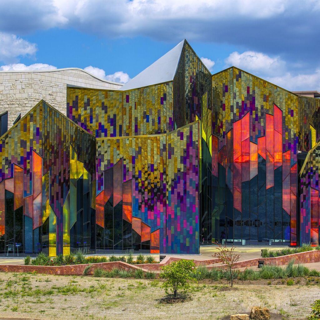 fasada koyato ne izglezhda ednakvo Museum at Prairiefire s 3M Dichroic Glass Finish