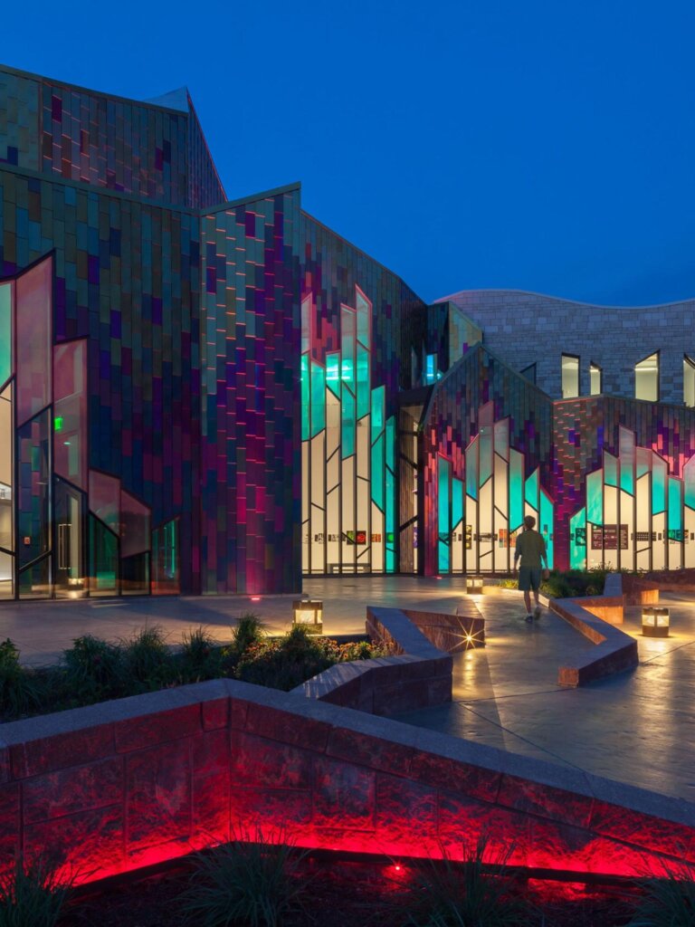 fasada koyato ne izglezhda ednakvo Museum at Prairiefire s 3M Dichroic Glass Finish
